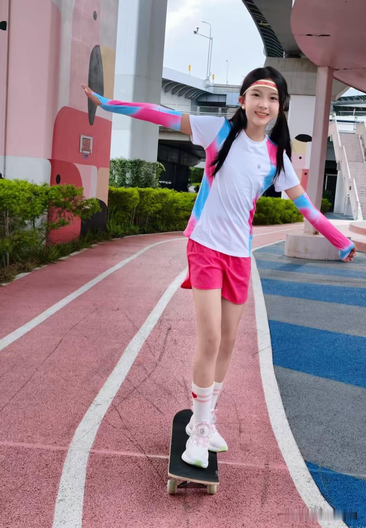 井美女井
 粉衣少女滑板行，青春飞扬意气生。