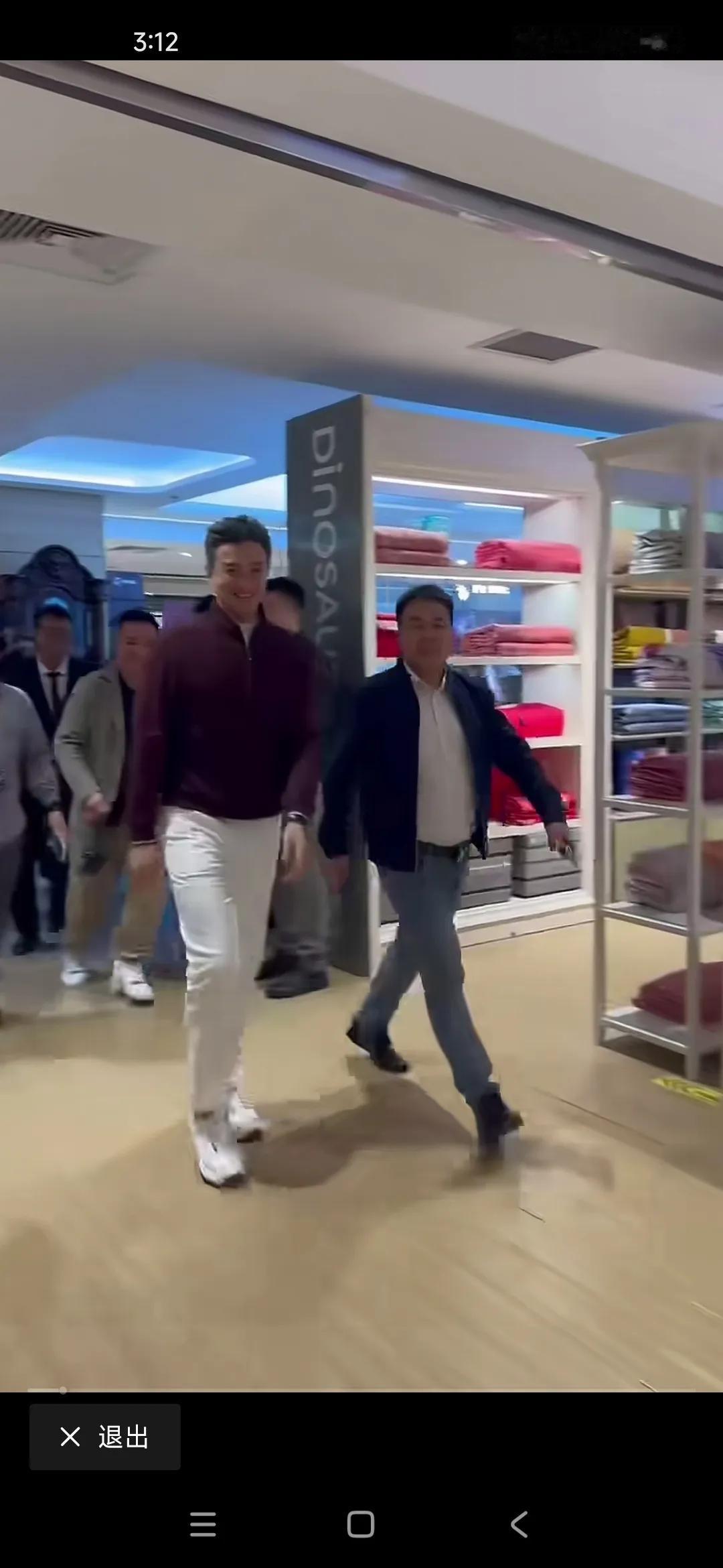 周一围这么高啊

在普通人堆里确实不一样

又高又帅

网友都夸朱丹眼光好