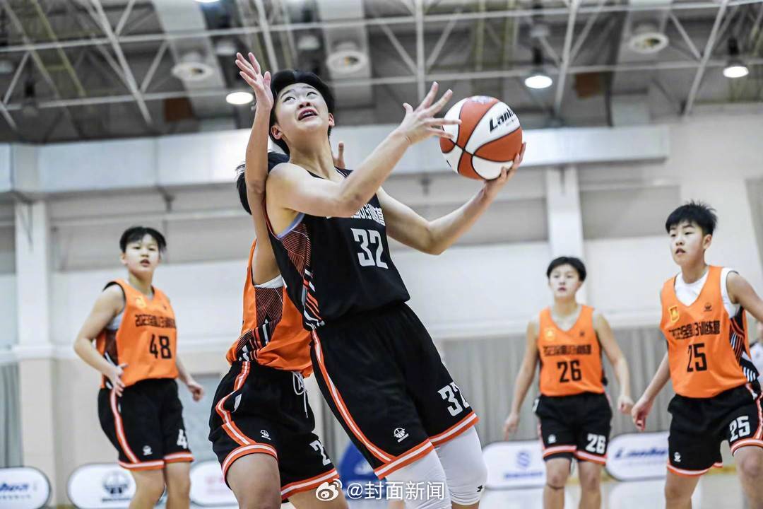 【成都#14岁女孩领全额奖学金赴美打篮球#】今年，成都14岁女孩周逸凡从200余