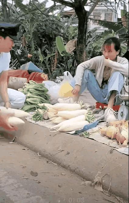 卖菜的老板瑟瑟发抖[泪奔]