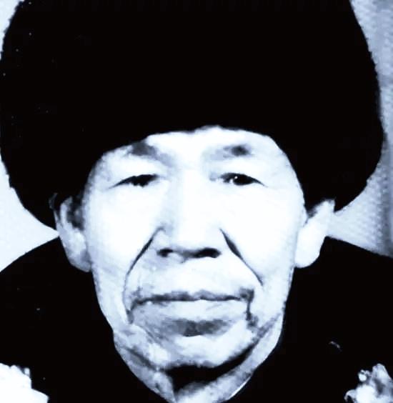 1938 年，八路军排长肖万世因手下小战士捅死挑衅的日军俘虏，被上级以驭下无方撤