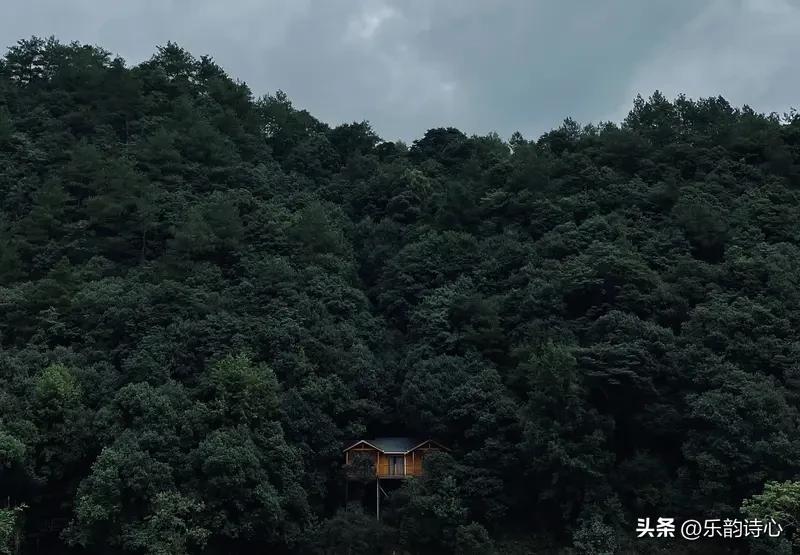 《山中小居偶作》乐韵诗心原创:
青山远映白云悠，
芳径通幽翠欲流。
一曲清弦空谷