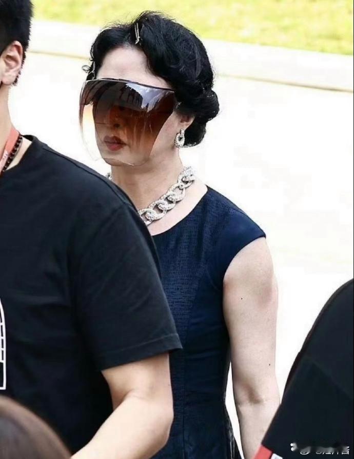 金星戴的这是干嘛的？能看到路吗？ ​​​