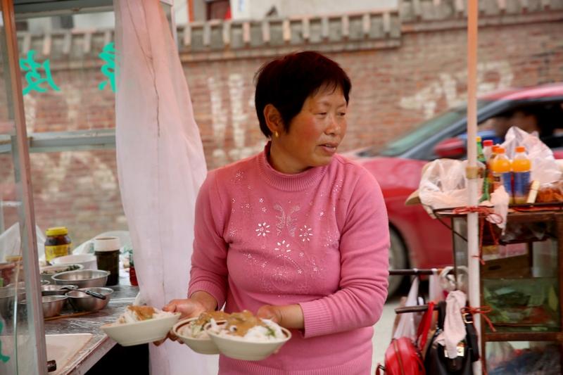 睡个觉能把骨头睡碎？河南大姐翻个身，肩膀散架了！
50岁的人了，就睡个觉翻个身，