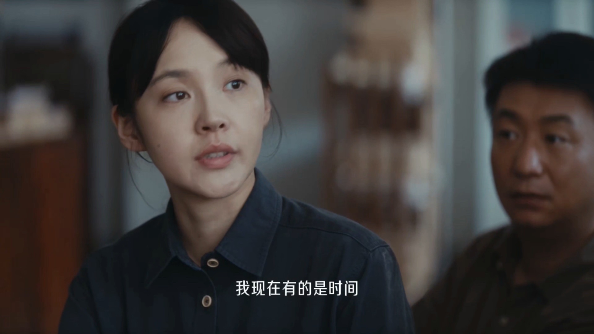 张佳宁重器吃到新瓜就这样电视剧重器平静问话现场突发冲突，律师情绪激动拿起书本，张