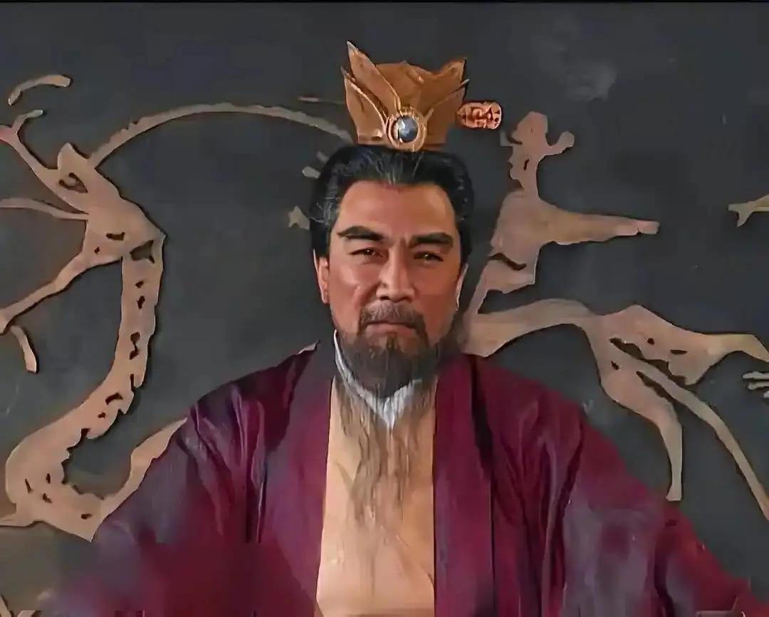 曹操的一个最能吸引人的品质是他的才智与果断。他不仅是杰出的政治家和军事家，善于用