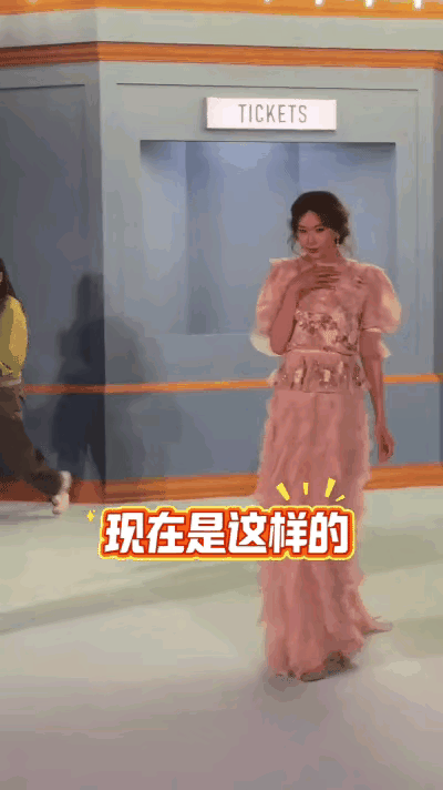 关于林志玲为何在北京电影节红毯上缩脖子的事情也是引起了网友的关注。
当初现身红毯