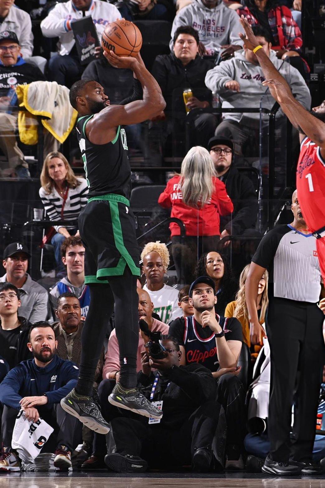 杰伦·布朗 · 741 Performance登场35分钟 26投18中 三分球