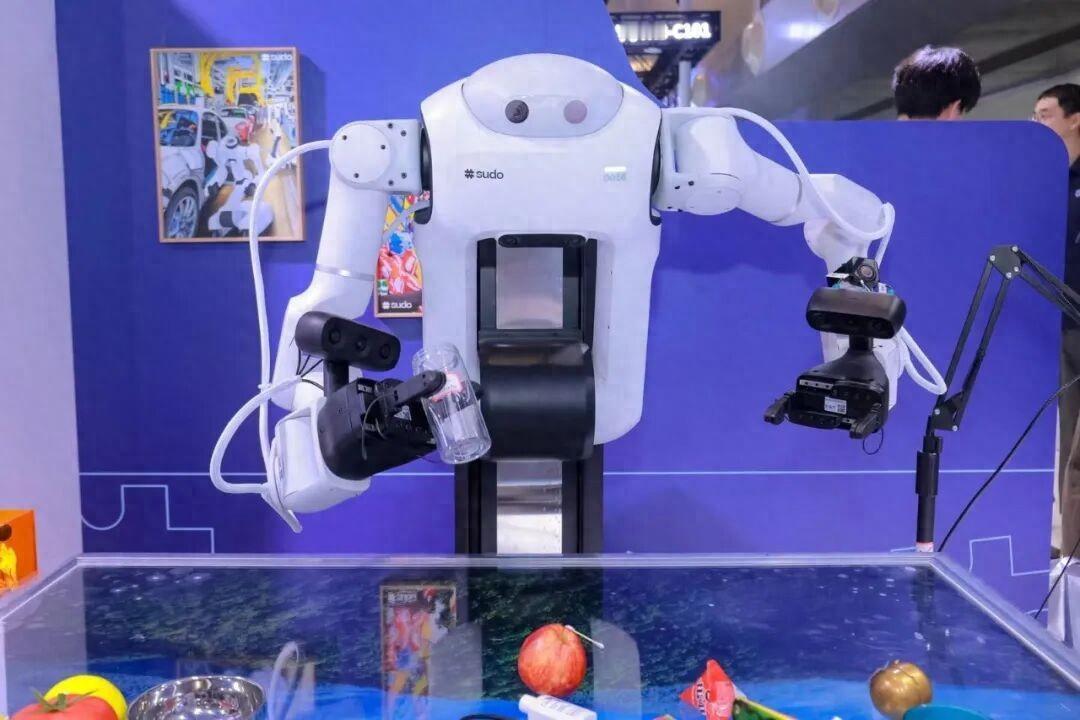 面对无序摆放的桌面物品，机器人能够自主识别区分垃圾与可用物品，将垃圾收纳至垃圾桶