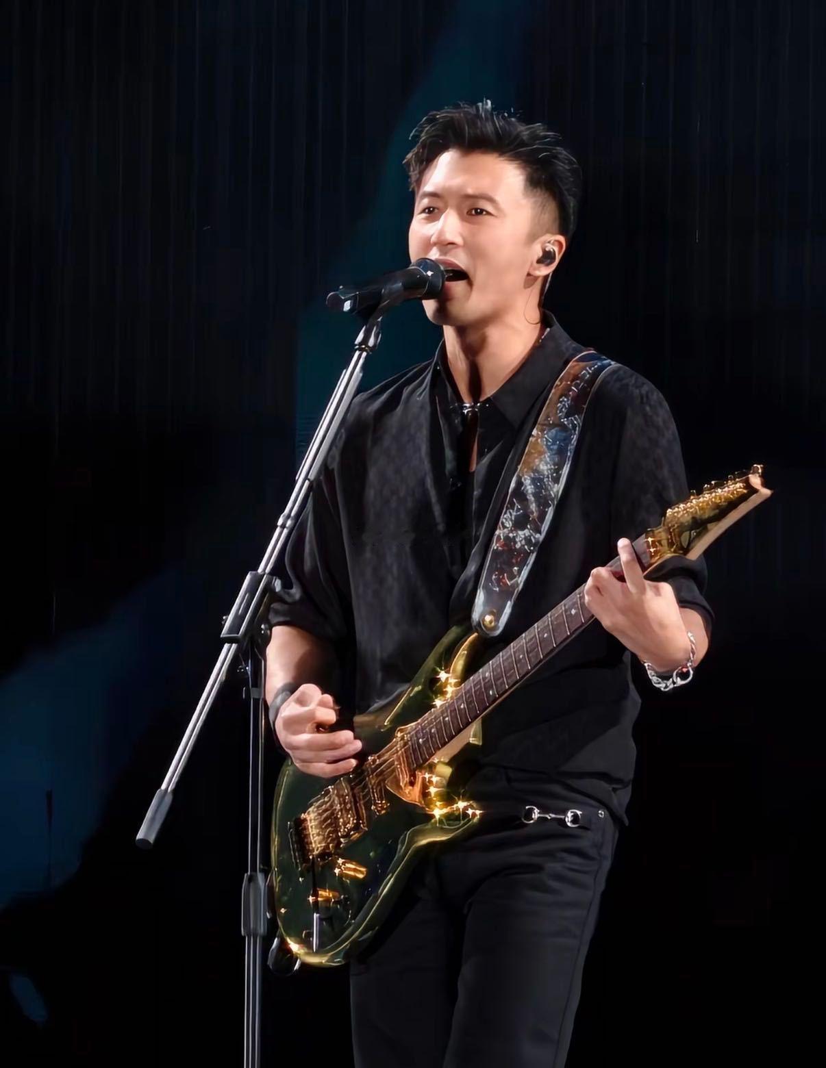 谢霆锋南京演唱会 别问，问就是南京奥体被帅炸了。谢霆锋一开口，全场只剩三种人：尖