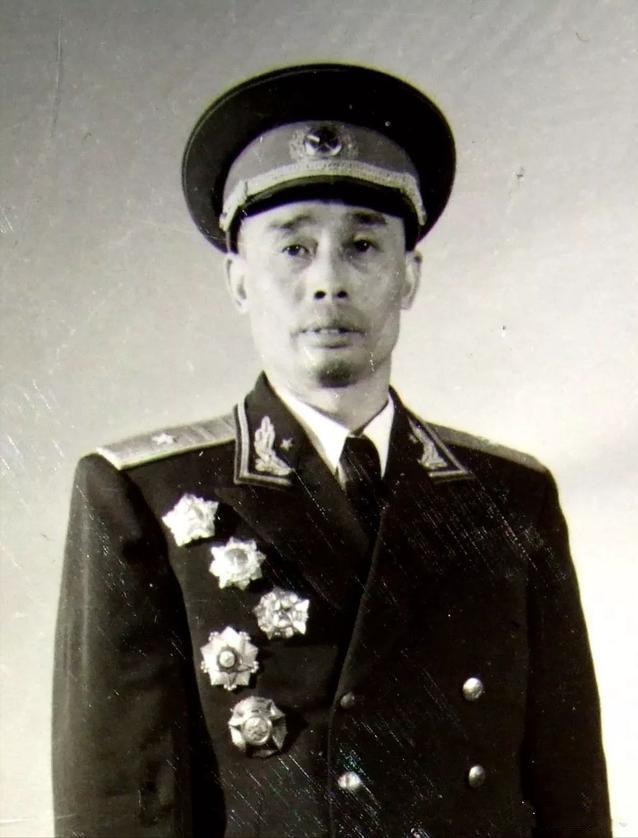 他用身体当电话线，双手被电流灼伤，被赞“电不死的通信兵”

湘江战役，电话线刚接