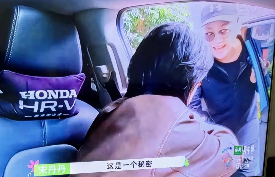 五十公里桃花坞里的宋丹丹都要乐死我了。
她问徐志胜五条人里的仁科多大，他结婚没。