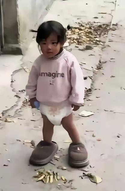 心疼！河南城郊，离婚半年后，女子偷偷去看4岁的女儿，却远远看见孩子穿着尿不湿，上