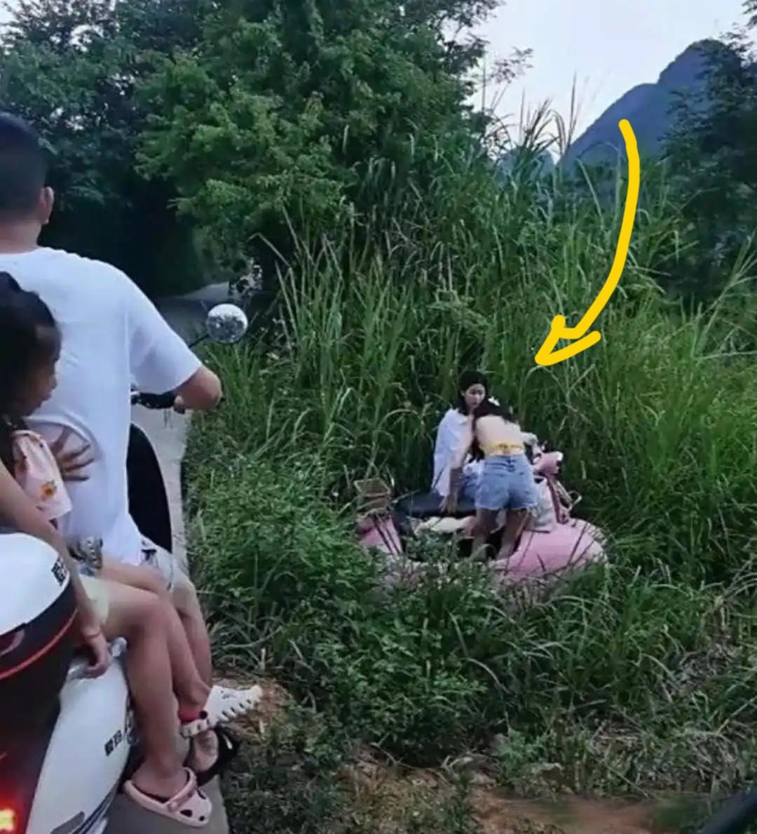 有一上海网友在网络上发了一张图片，问画面上是这么回事？

图片是11月8日发上网