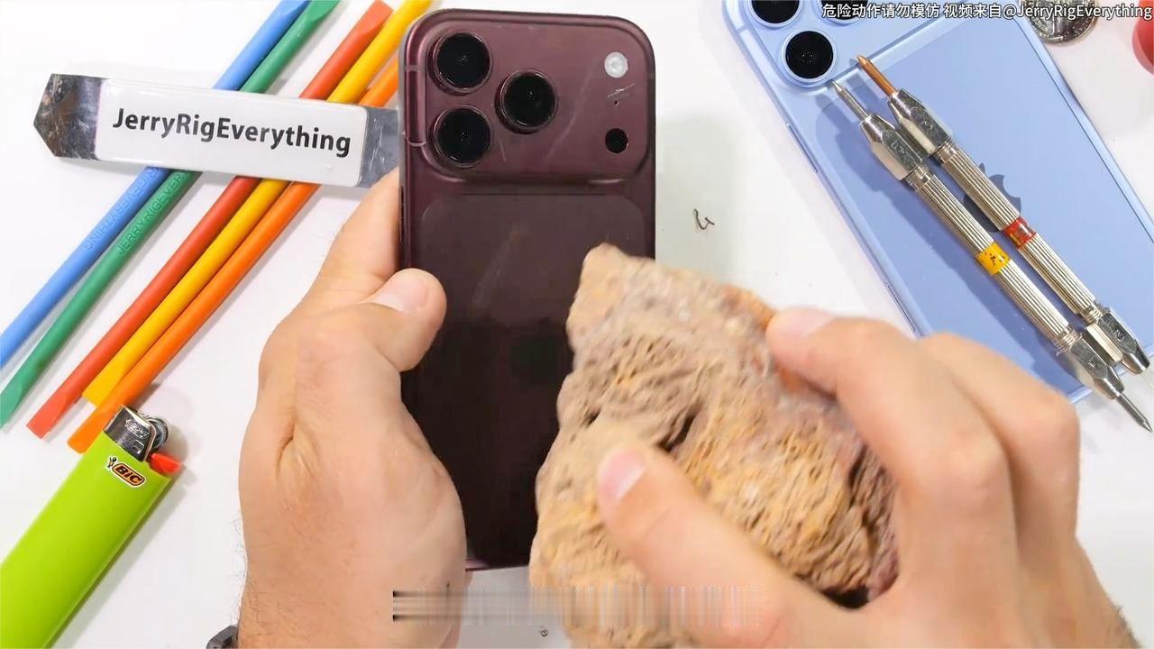 苹果iPhone18暴力拆解内部细节测试