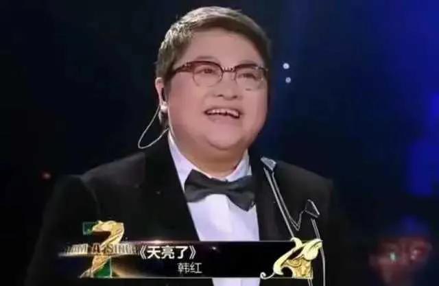 韩红，这位乐坛巨星，背后隐藏着一个鲜为人知的感人故事。26年前，一场缆车事故让 