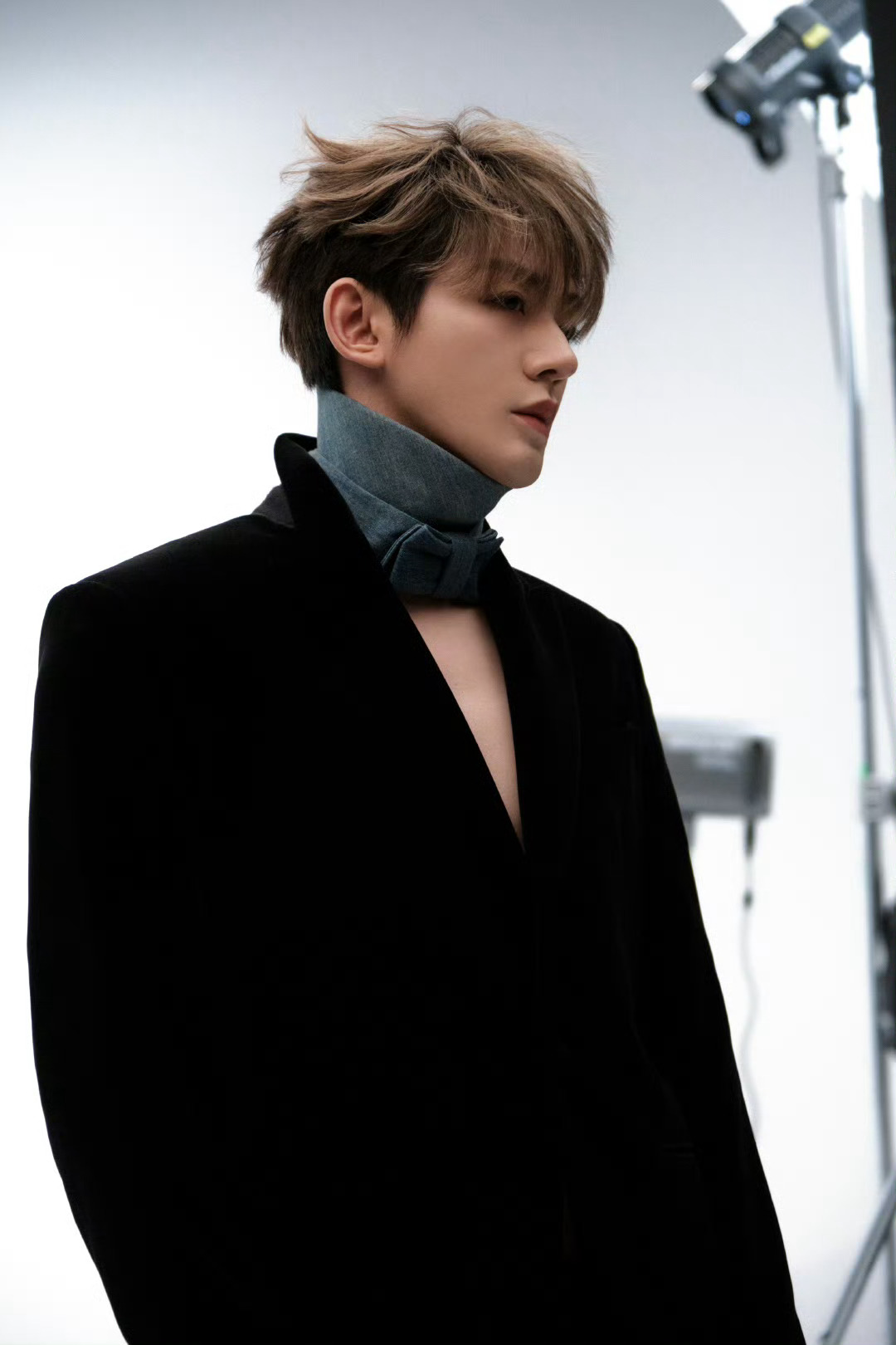 邓为内娱现役法拉利 古装是玉树临风的谪仙，现代装是暗夜贵公子，清冷与温柔无缝切换