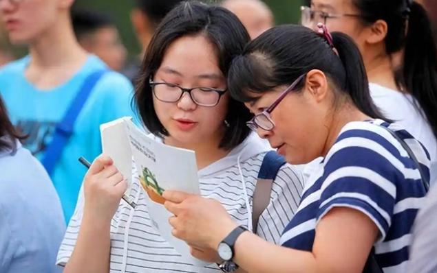 不选985、211，学霸们开始疯抢职校的名额！
这背后的真相究竟是什么？
 
在