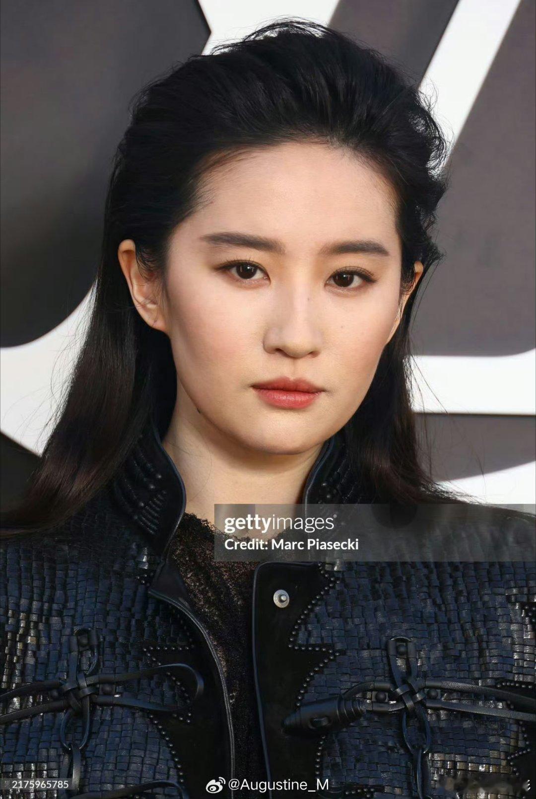刘亦菲看秀生图，气场与美貌并重！ ​​​