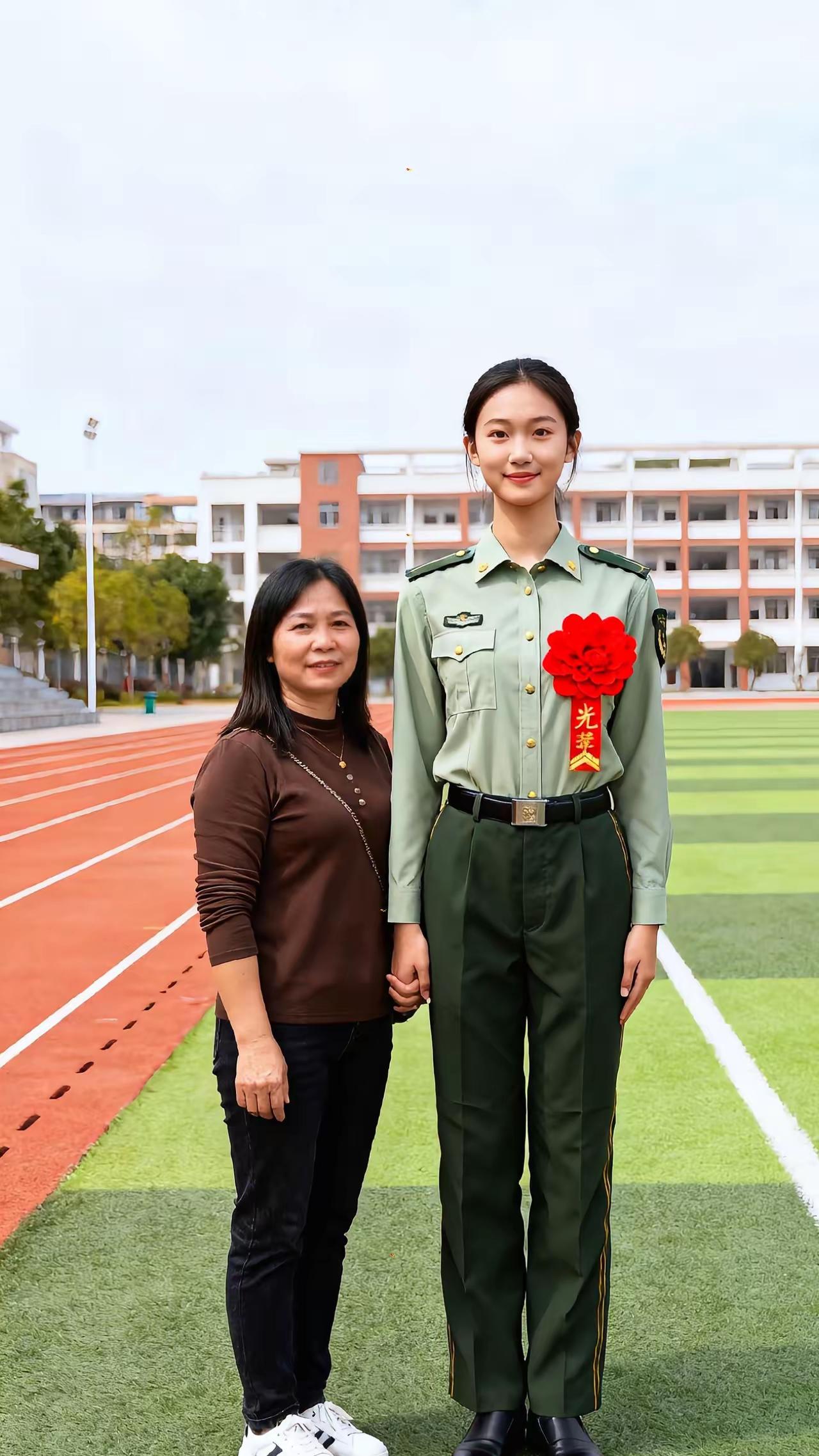 才貌双全的女儿，做妈妈的自豪，真了不起。[赞]