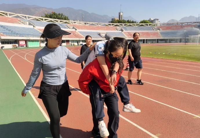 【这一幕，暖了！攀枝花公安训练途中紧急救助晕倒学生】3月27日上午，@攀枝花-平