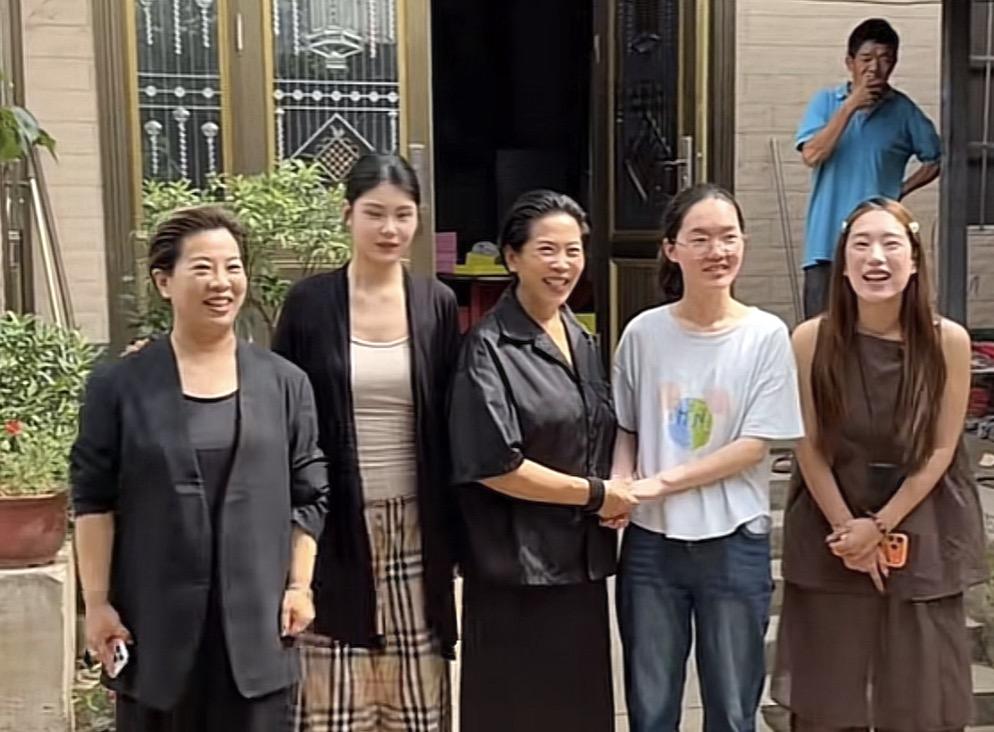 那个高考699分选择清华大学医院系的女生，我真的是挺为她感觉到惋惜的！
女生名叫