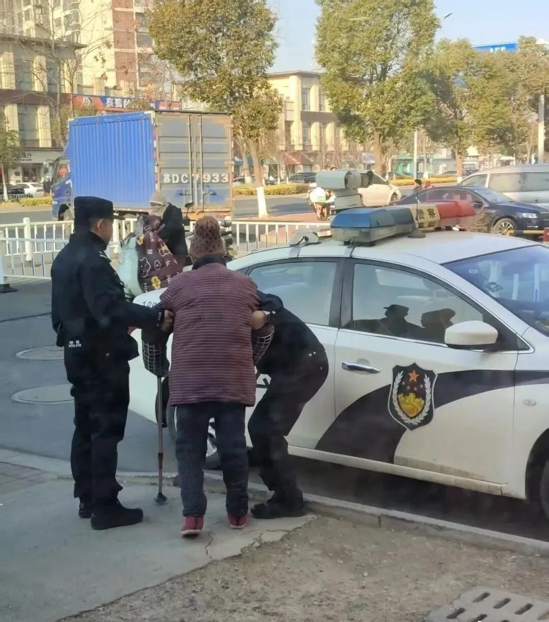 日前，常州市公安局金坛分局尧塘派出所接到群众报警称有一名老人跌倒在路边，帮扶无果