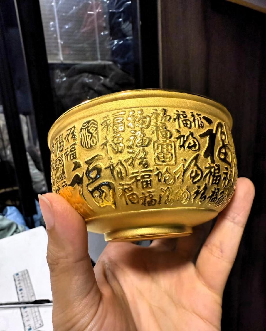 昨天买黄金的人，
今天真的是走了狗屎运了，
昨天金价875一克，今天
开盘直接猛