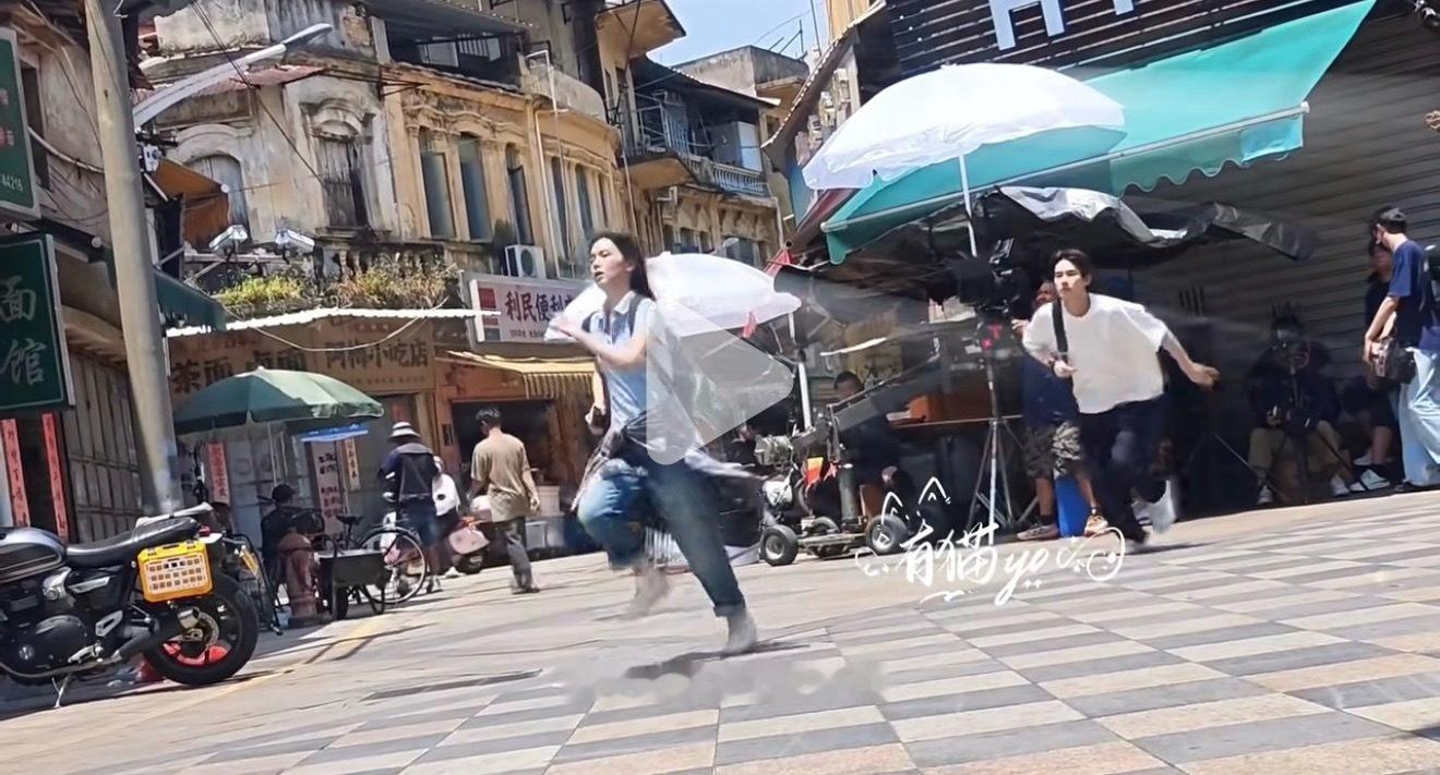 们潮热真在努力奔跑哎哟！胡先煦潮热雨季未解之谜 🌧️胡先煦谭尽