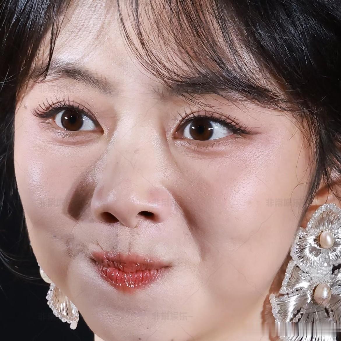 谭松韵真的很优秀
但我很好奇一点
明明谭松韵很爱笑，可为什么她
无美颜、无滤镜的