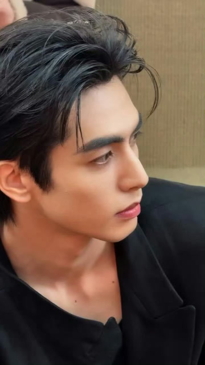 宋威龙VOGUE活动宋威龙熟男感背头杀直接封神！骨相优越到发光，宽肩挺拔气场全开