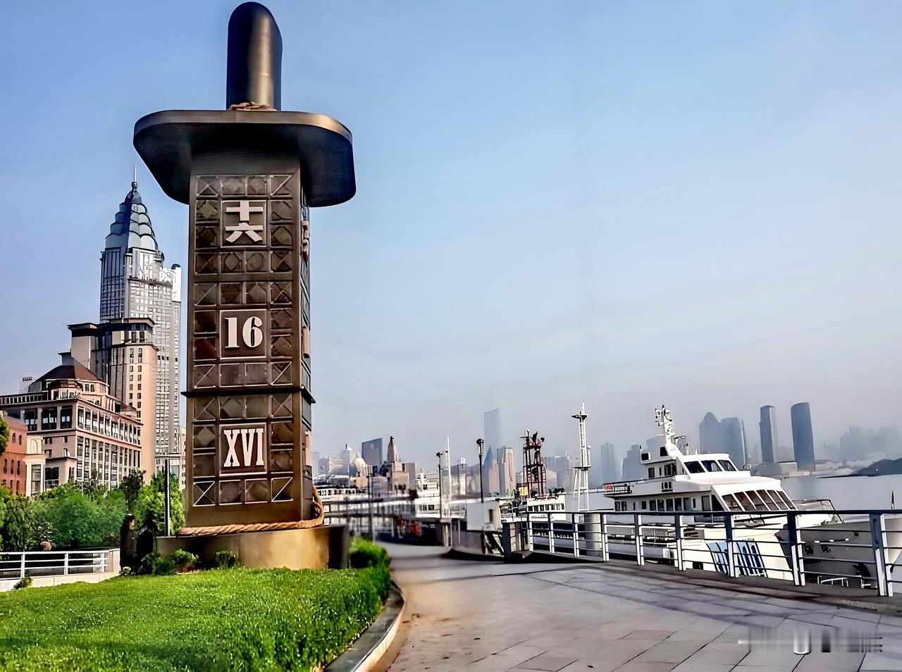 十六铺这三个字，现在听起来挺老派的。早年间那是上海滩的码头扛把子。清朝那会儿，这