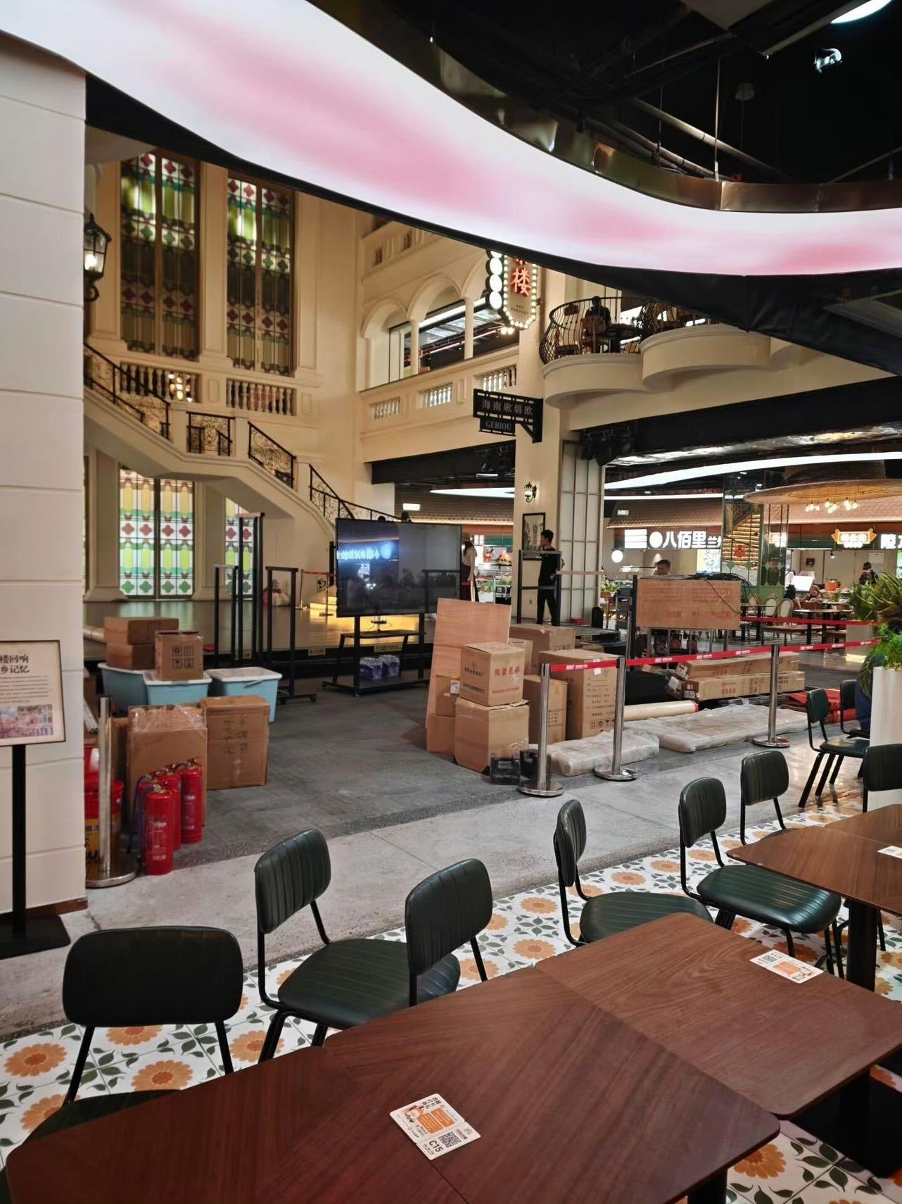 奔跑吧复古风置景奔跑吧民国风置景奔跑吧 《奔跑吧》明日录制现场，置景极具复古感，