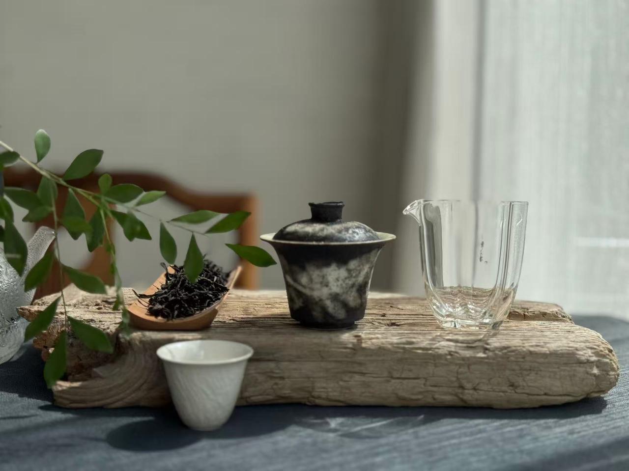 铁观音这样的茶圈天花板，当年是怎么跌落神坛的？
究其原因，不过两个方面。
第一，