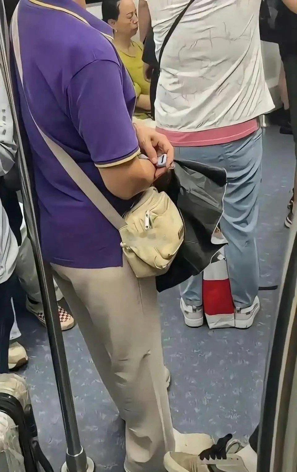 地铁上的阿姨手里拿的什么 一会一按 