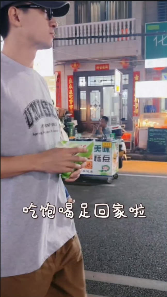 林更新 本来挺开心的你给整下头了林更新也太可爱了吧，本来在开心的逛夜市，粉丝问他