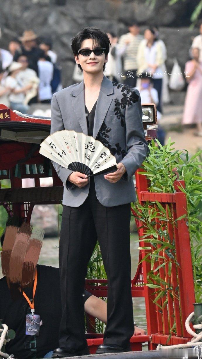 杨洋学猫叫耳朵红了 杨洋把自己叫害羞了 粉丝也太会整活了，起哄让杨洋学猫叫，他大