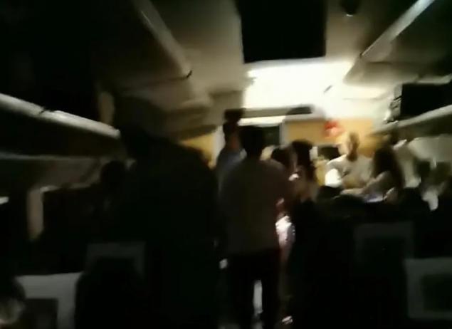 高铁列车被困隧道内，全车断电长达3小时，车厢内缺氧闷热，疑似引起多人晕厥，但乘务