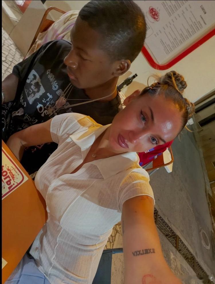 曼联传奇斯科尔斯的女儿阿莉西亚近期度假动态引发不少讨论。很多人只知道斯科尔斯是红