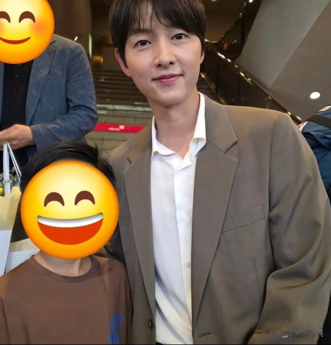 韩国演员宋仲基，和老婆凯蒂一起出席活动，40岁的“柳大尉”看起来满脸憔悴，有种又