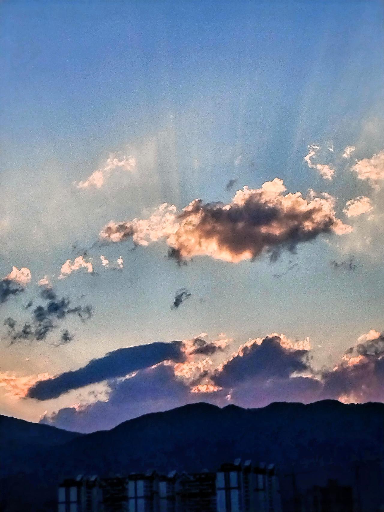 日落时分，云海翻滚，城市剪影，静谧如画。