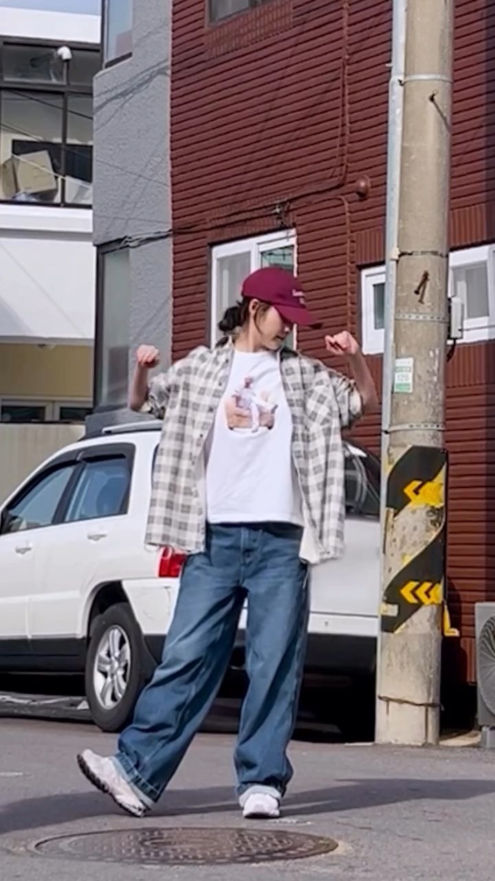 AKMU李灿赫评论IU最新ins李灿赫：ah ㅋㅋIU回复：灿赫也一起做 