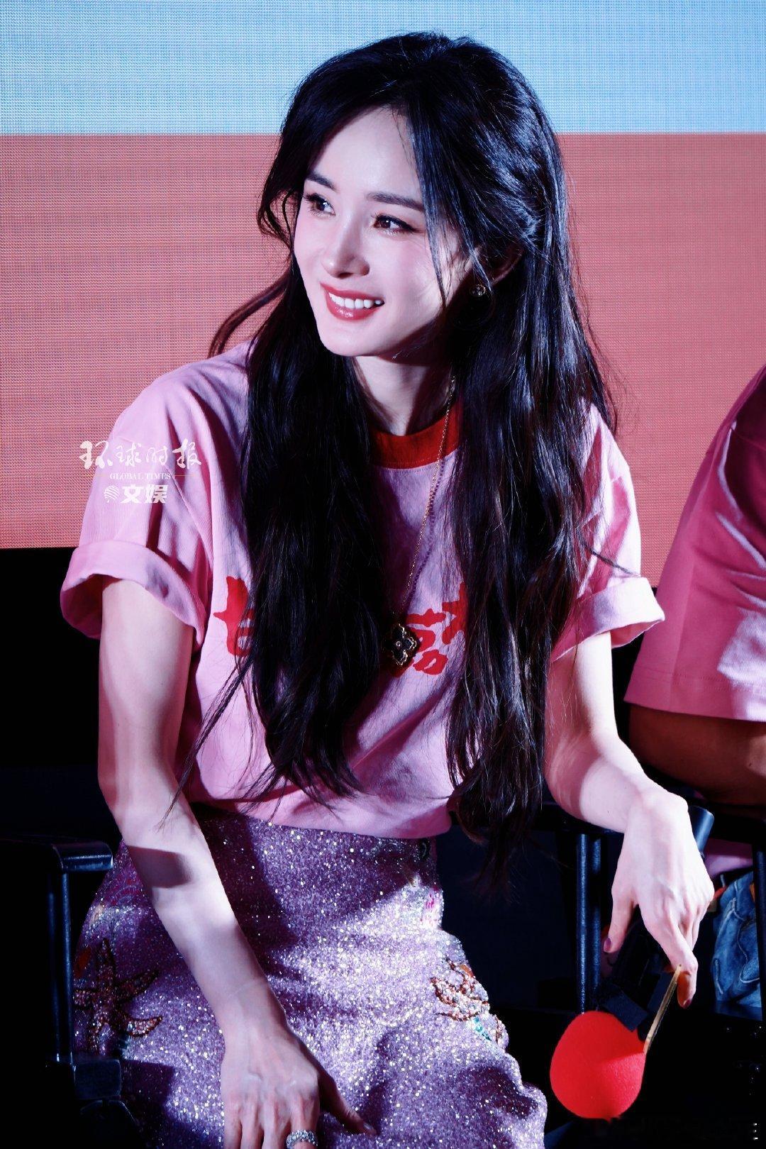 杨幂首映礼神图杨幂接着木棉花出场今日份🍑幂真的别太美了🥹🥹!!!!在木棉花