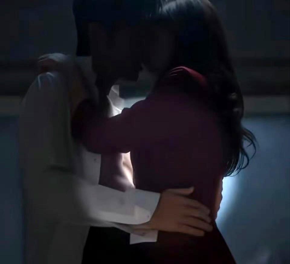 朱珠为了应景，特地涂了个红唇。

《蜜语纪》这部剧真有点东西，开播没多久，播放量