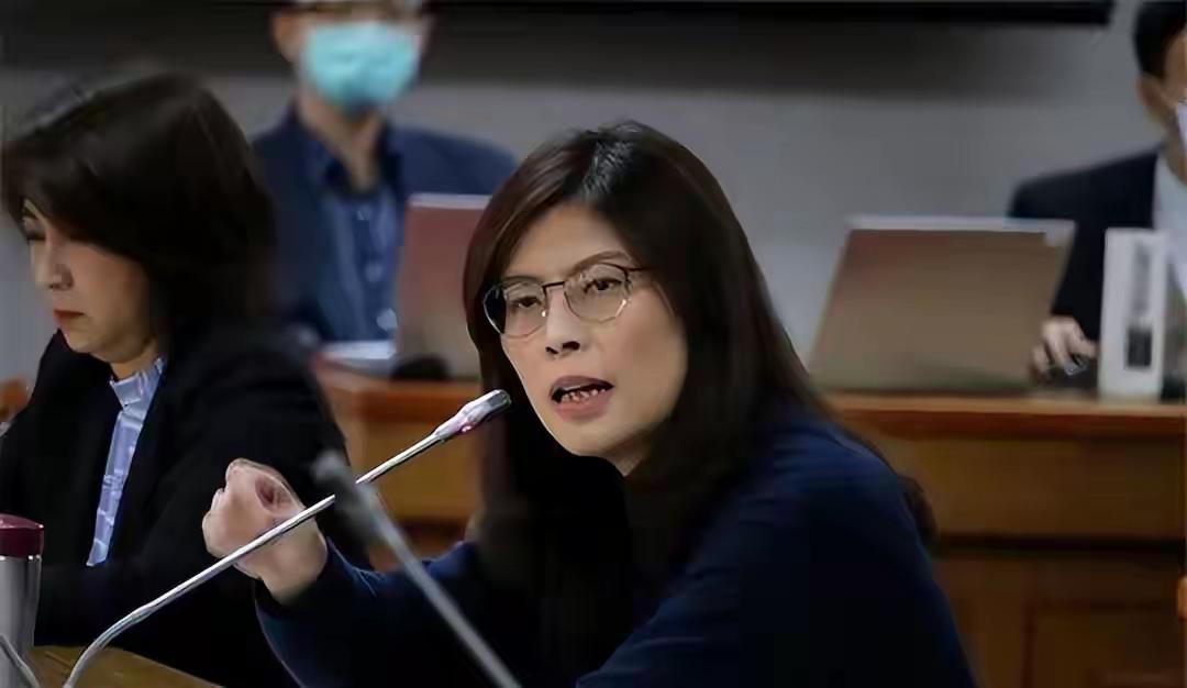 台湾全岛无差别下跪了！

综合台媒报道，随着国民党主席郑丽文的明确表态，岛内各党