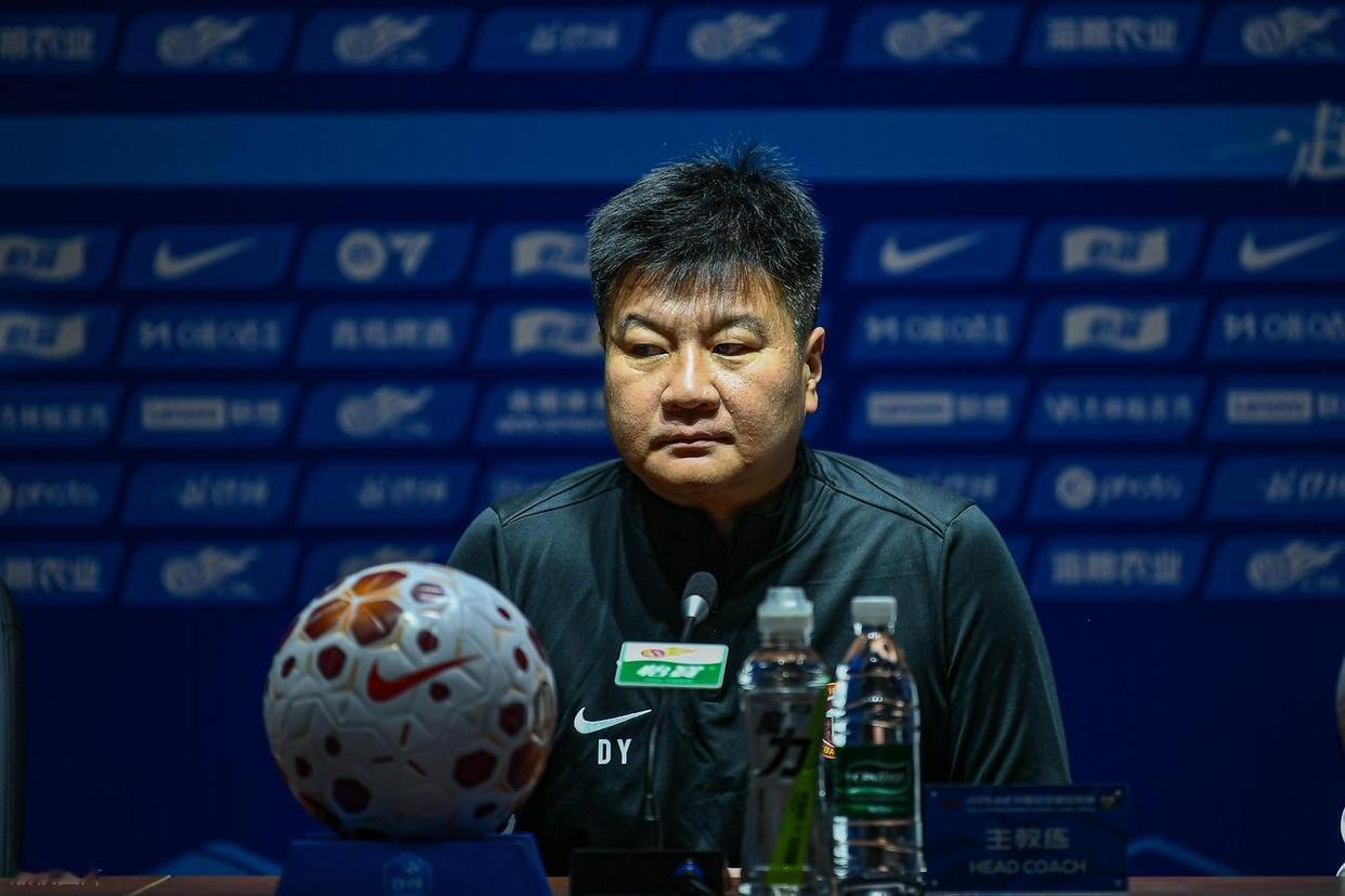 李金羽下课！
5月4日，辽宁铁人足球俱乐部正式官宣，李金羽被正式解职，不再担任主