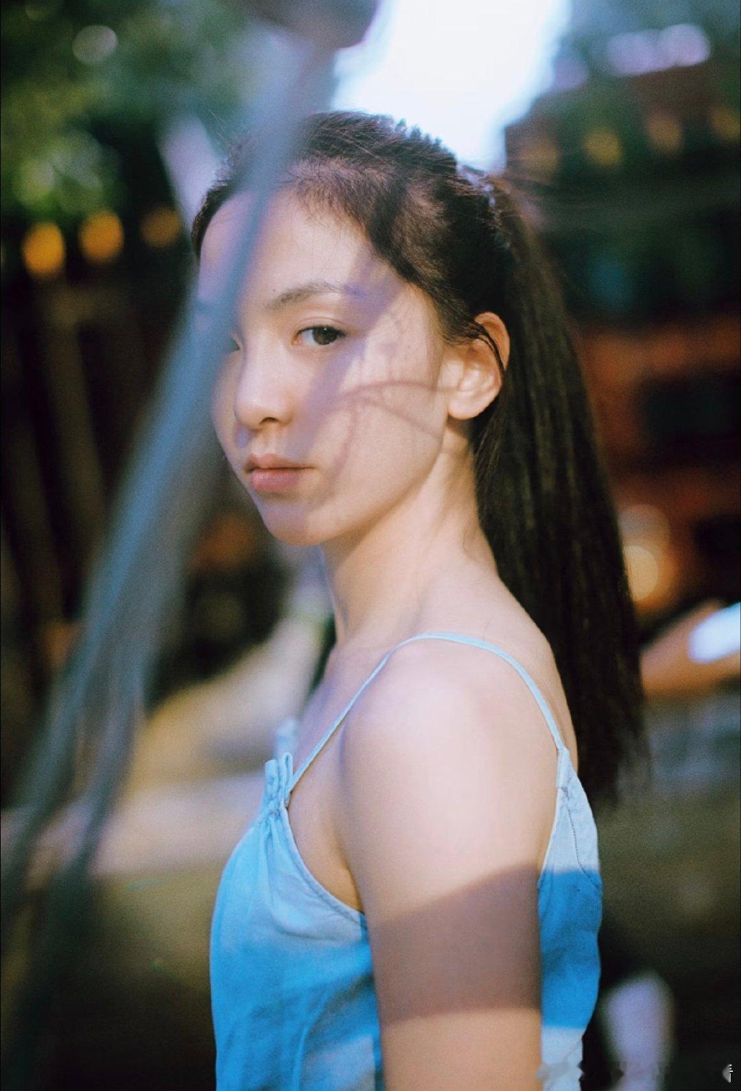 你记得胶片里那个眼神坦荡的少女，也曾窥见过浑身带着野气、毫不掩饰的模样。最后，你