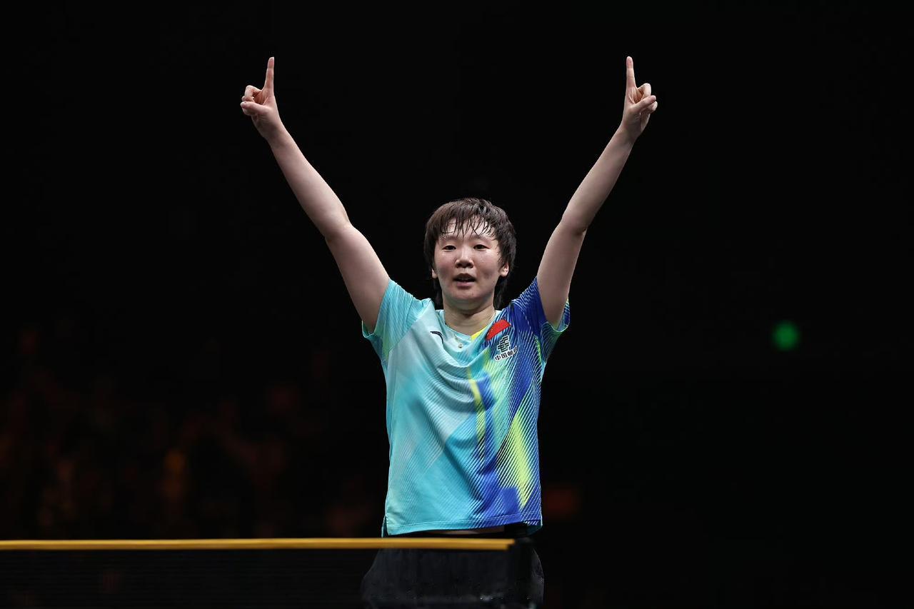 王曼昱4:0佐藤瞳打出了教科书的版本。
削球手不仅难打更难缠，赛前就有资深球迷预