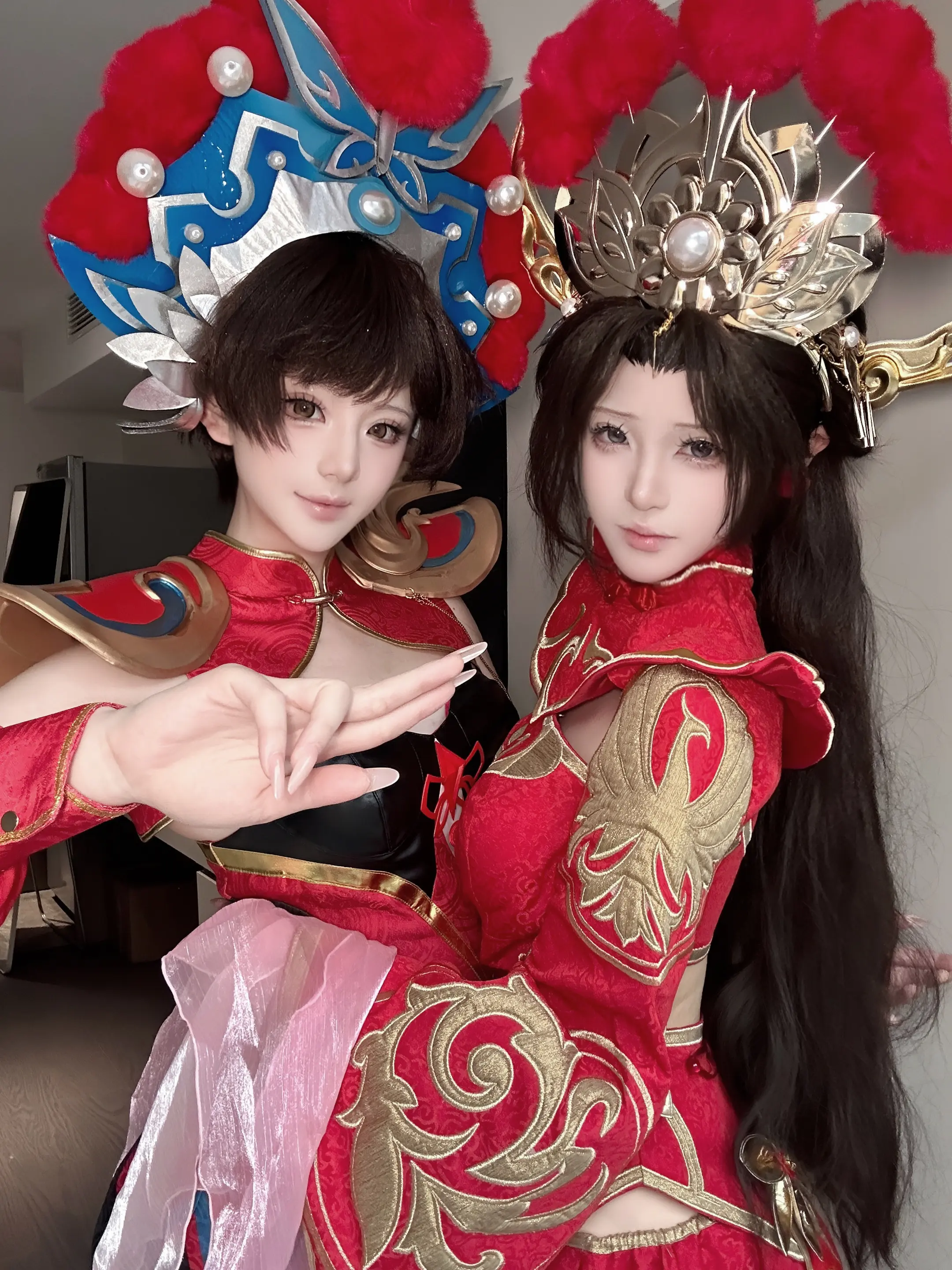 如此权威的红衣女子竟然有两个人