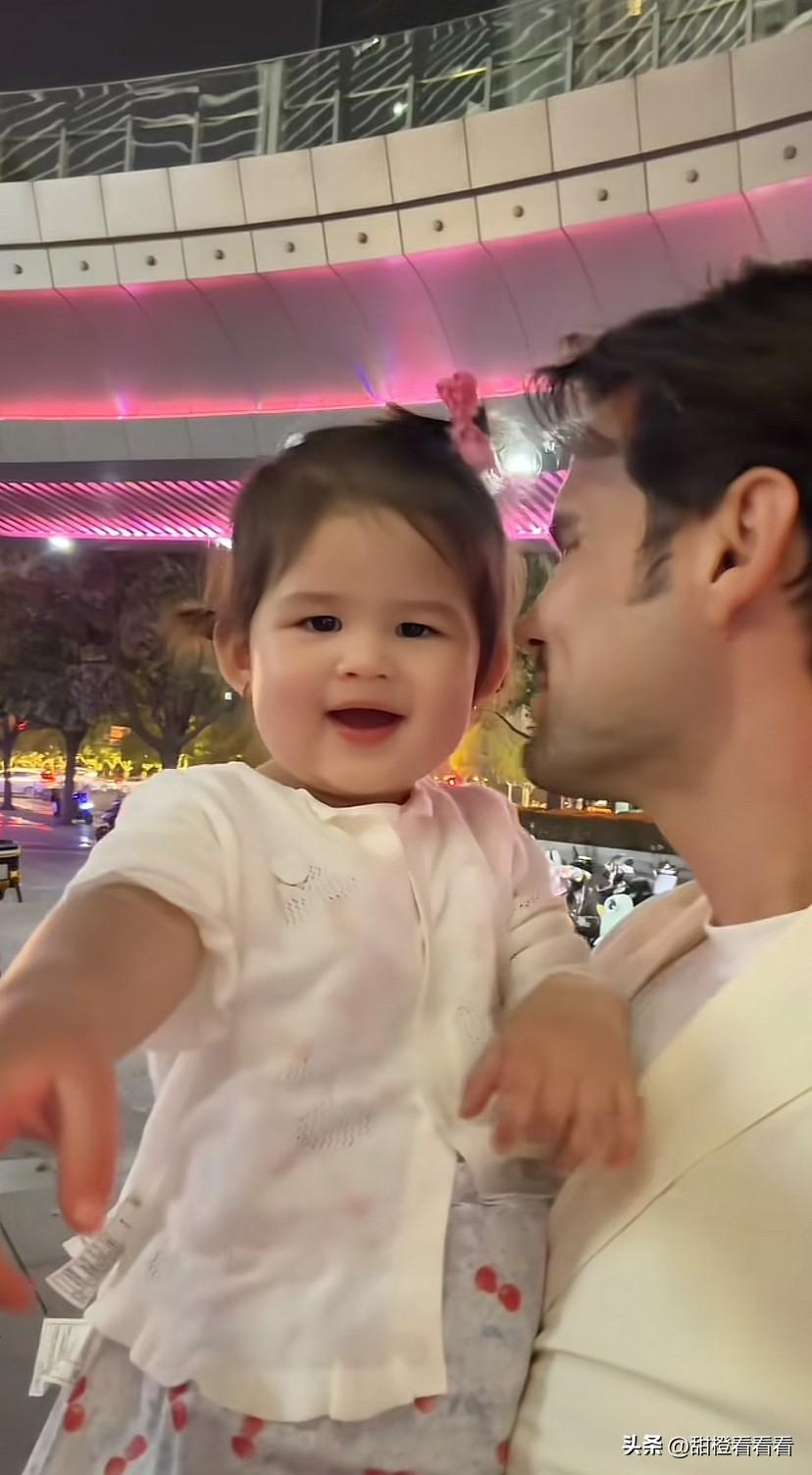 凯莉跟奶奶熟悉了！奶奶爸爸陪着出来玩！

跟刚见面的时候相比，现在小凯莉跟奶奶熟